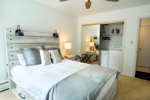 Locals Condo in Vail Steps from Ski Shuttle in Vail, USA