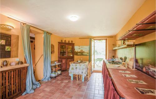 廚房, Stunning Apartment In Ficulle With Wifi in 菲庫萊