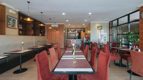 Restaurant, RedDoorz Plus @ MM Hotel Las Pinas former RedDoorz Plus Near Bamboo Organ in Las Pinas