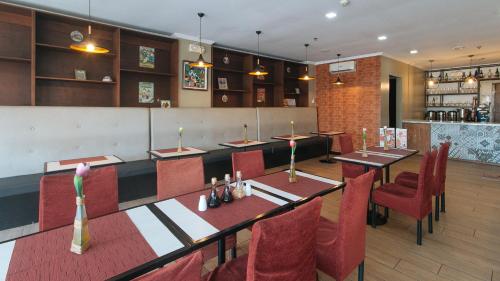 Restaurant, RedDoorz Plus @ MM Hotel Las Pinas former RedDoorz Plus Near Bamboo Organ in Las Pinas