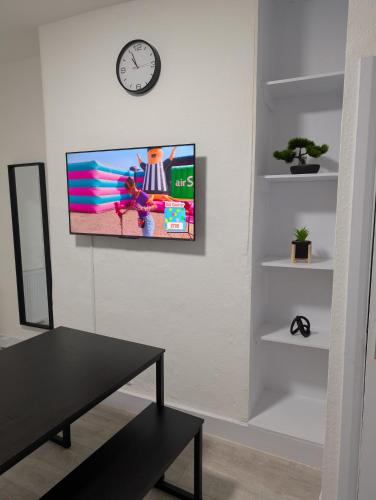 3 bedroom London with Garden near Tube Station, Londyn