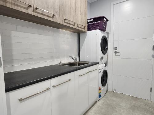 Minutes to the Beach! King Bed with TV, Spa Bath in Christies Beach