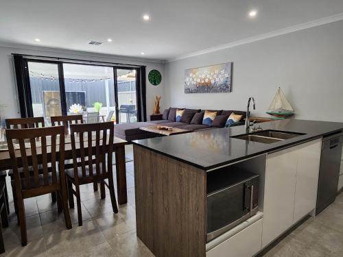 Konyha, Minutes to the Beach! King Bed with TV, Spa Bath in Christies Beach