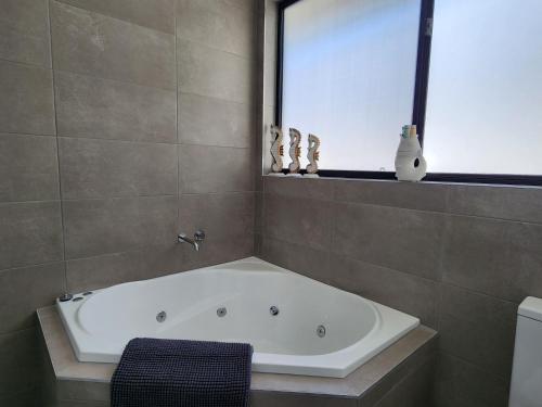 Pezsgőfürdő, Minutes to the Beach! King Bed with TV, Spa Bath in Christies Beach