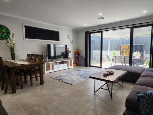 Közös társalgó / TV, Minutes to the Beach! King Bed with TV, Spa Bath in Christies Beach