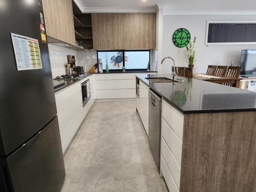 Konyha, Minutes to the Beach! King Bed with TV, Spa Bath in Christies Beach