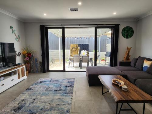 Minutes to the Beach! King Bed with TV, Spa Bath – khách sạn tại Bãi biển Christies