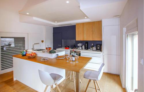 Kitchen, Beautiful Home In Colonzelle in Colonzelle