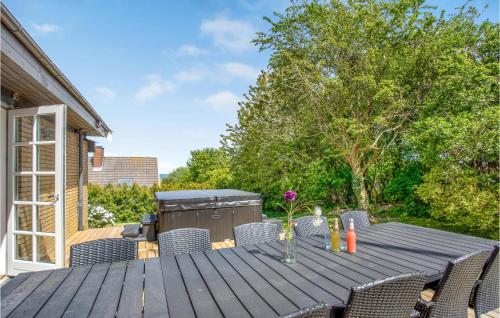 Garden, 5 Bedroom Lovely Home In Allinge in Tejn