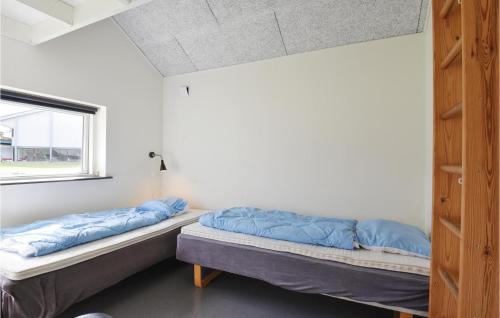 Holiday Home Halvejen Hytte Spjald near No Kirke