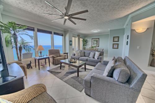 Luxurious Beachfront Condo with Beachside Pool Access and Free WiFi - Unit 1202