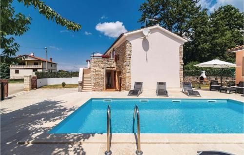 Peldbaseins, Three-Bedroom Holiday Home In Pazin in Zabrežani