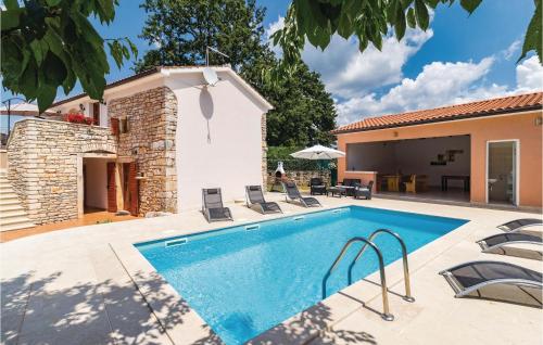 Peldbaseins, Three-Bedroom Holiday Home In Pazin in Zabrežani