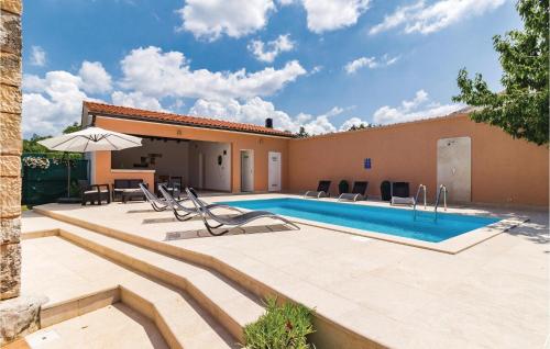 Peldbaseins, Three-Bedroom Holiday Home In Pazin in Zabrežani