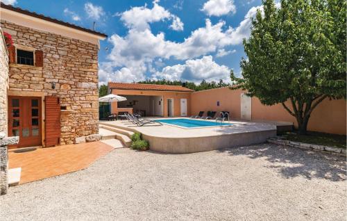Peldbaseins, Three-Bedroom Holiday Home In Pazin in Zabrežani