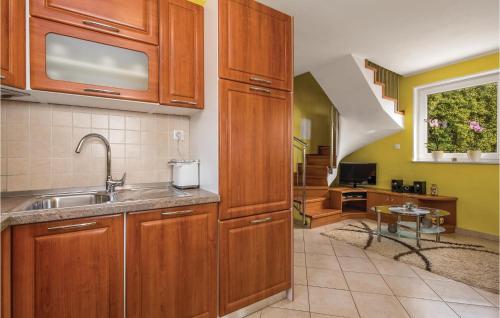 廚房, 扎格爾四號度假屋 (Nice Home In Brsec With House Sea View) in 比斯薩克