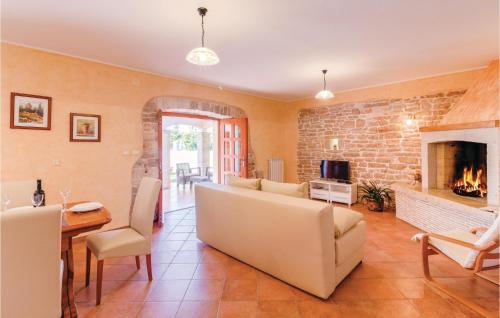 Three-Bedroom Holiday Home In Pazin in Zabrežani