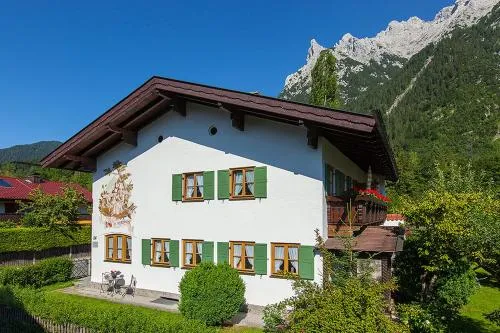 Almroeserl in Mittenwald, Deutschland