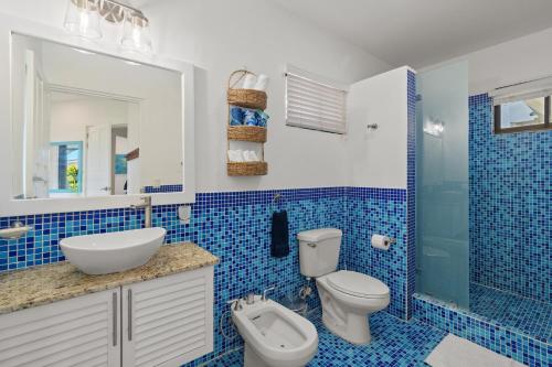 Sunshine Escape With A Rooftop Patio