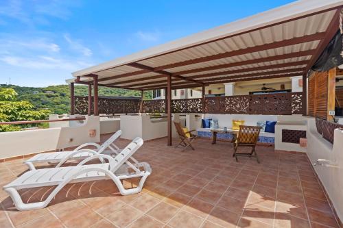 Sunshine Escape With A Rooftop Patio