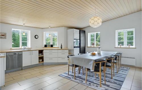 Kitchen, 4 Bedroom Stunning Home In Glesborg in Glesborg