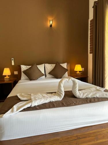 1 king bed, 1 twin bed