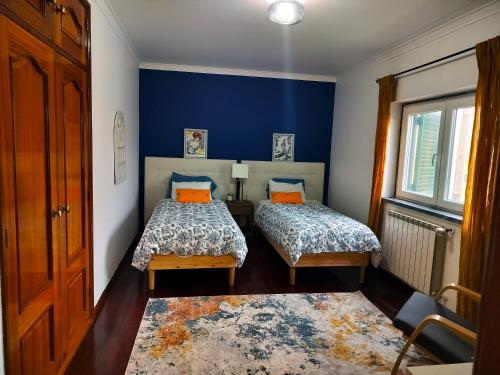 2 twin beds