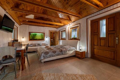 1 king bed, 1 sofa bed