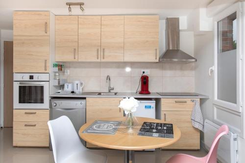 Kitchen, Le Petit Pont - Charmant Studio a Brionne in Brionne