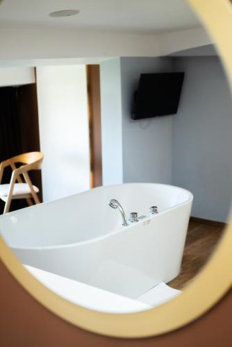 อ่างแช่น้ำร้อน, Olivar Hotel Tirana in มยูล บาทอเร