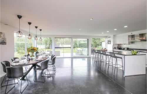 4 Bedroom Awesome Home In Brugge photo 4