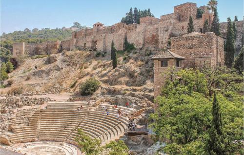 Beautiful home in Málaga w/ WiFi Heated swimming pool and Outdoor swimming pool - image 7