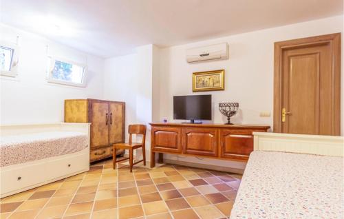 Seven-Bedroom Holiday Home image 10