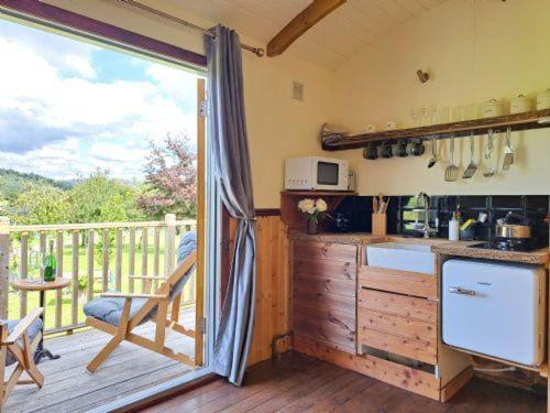 A szálláshely kívülről, Puddleduck Hut Armathwaite with hot tub and dog agility course, perfect for a romantic break in Armathwaite