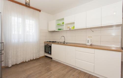 virtuve, Nice Home In Tijarica in Tijarica