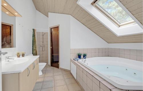 Fürdőszoba, Beautiful Home In Væggerløse With Sauna in Idestrup
