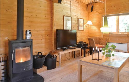 2 Bedroom Cozy Home In Hovborg in 霍堡