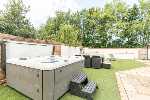 The Hot Tub Townhouse by Holiday Heim