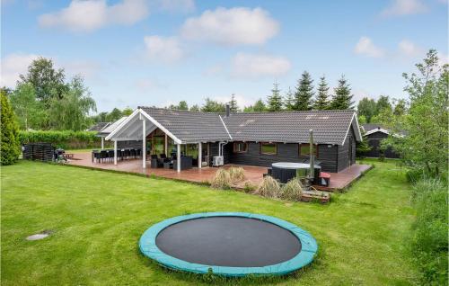 Garden, Beautiful Home In Væggerløse With Wifi in Idestrup