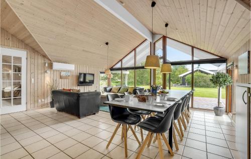 Restaurant, Beautiful Home In Væggerløse With Wifi in Idestrup