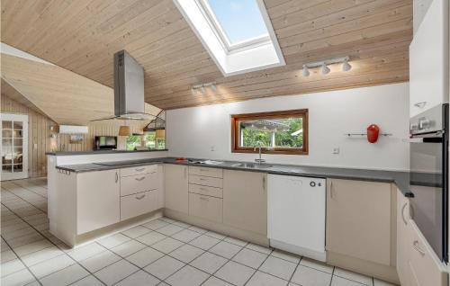 Kitchen, Beautiful Home In Væggerløse With Wifi in Idestrup