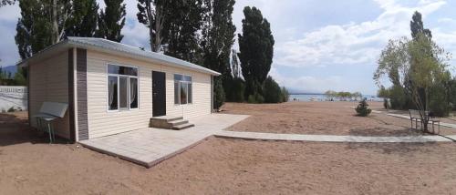 Отдых на берегу Иссык-куля круглый год северный берег озера Гостевой дом коттеджи в 200 метрах от берега озера Стоимость отдыха от 500 дол в сутки Принимаем бронь оплата на мбанк 100процентов предоплата