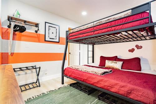 Arts District Group Suite | Sleeps 10 + Pool Table - Tap to explore photos