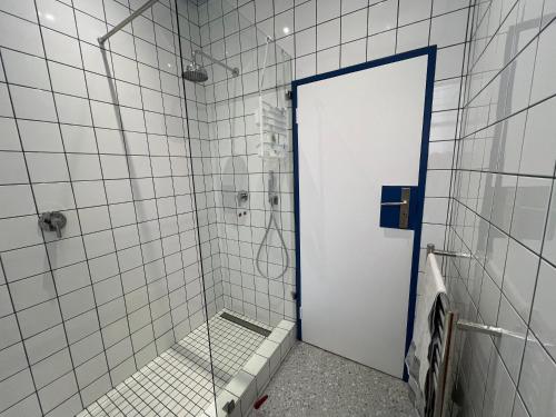 2 Bedroom Apartment On Dorp St - Prime Location - Tap to explore photos