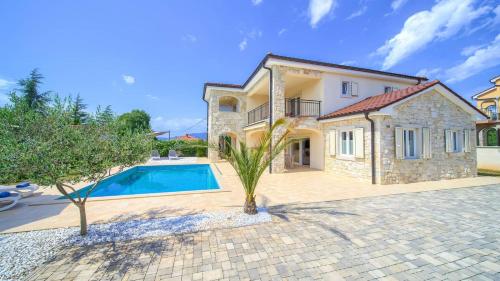 Luxury five stars villa with pool, near beach - by TRAVELER tourist agency Krk - ID 2140 - Location, gîte - Pinezići