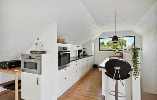 Kitchen, Nice Home In Øster Assels With Wifi in Sillerslev