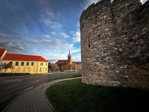 M18 - Csak egy lépés a történelmi belváros - free parking (M18 - Csak egy lepes a tortenelmi belvaros - free parking) in เตตเย