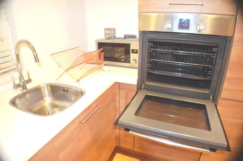 Konyha, 360 Serviced Accommodations - Brentwood 2 Bedroom Executive Apartment with Secure Parking in Brentwood