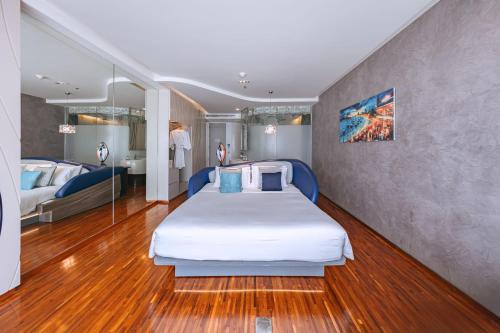 Deluxe Double Room with Balcony image 10