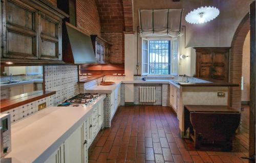 Awesome Home In Fucecchio With Jacuzzi